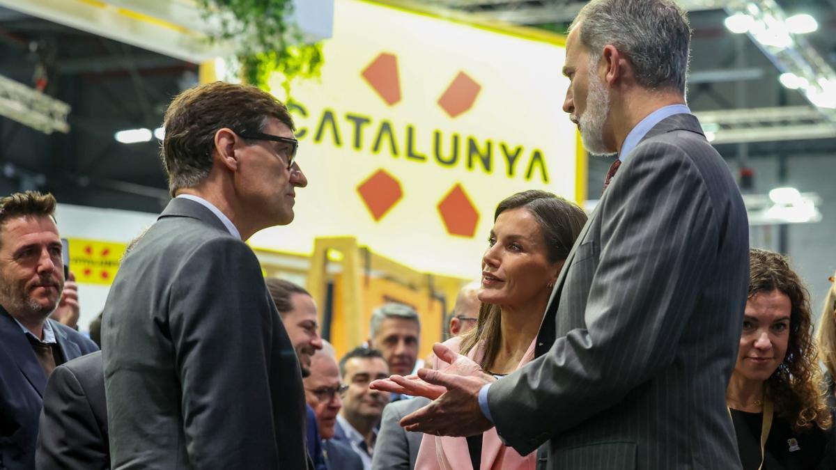Los Reyes Felipe y Letizia, junto a Salvador Illa, este miércoles en Fitur.