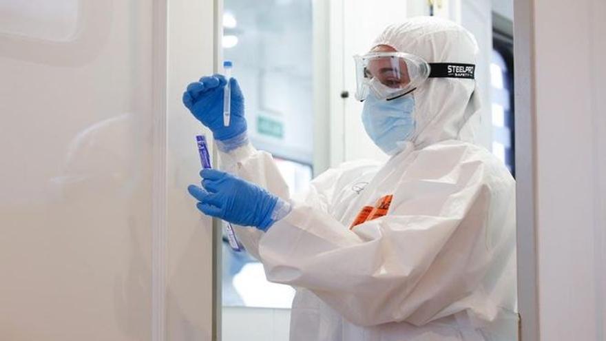 Un sanitario del SAS observa la muestra recogida para un test de covid durante un cribado en la provincia de Córdoba.