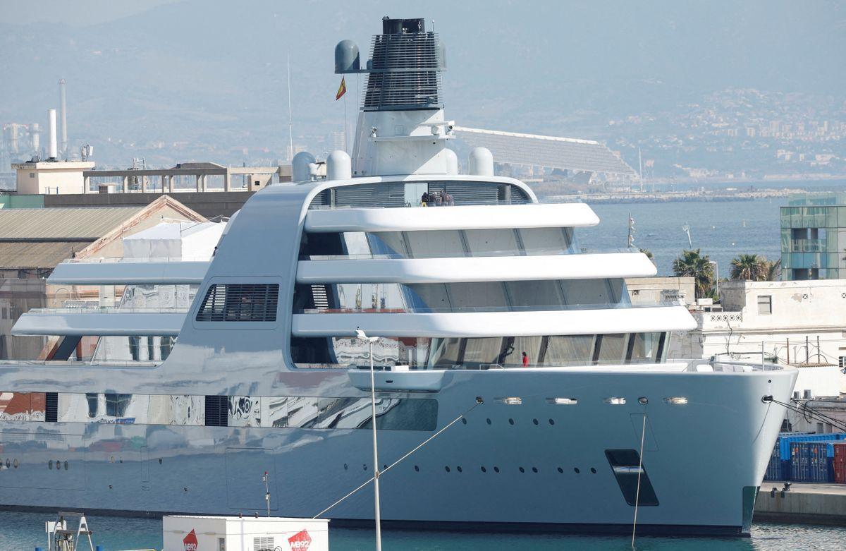 El megaiot d’Abramovich busca una destinació segura a l’est del Mediterrani després de salpar des de Barcelona