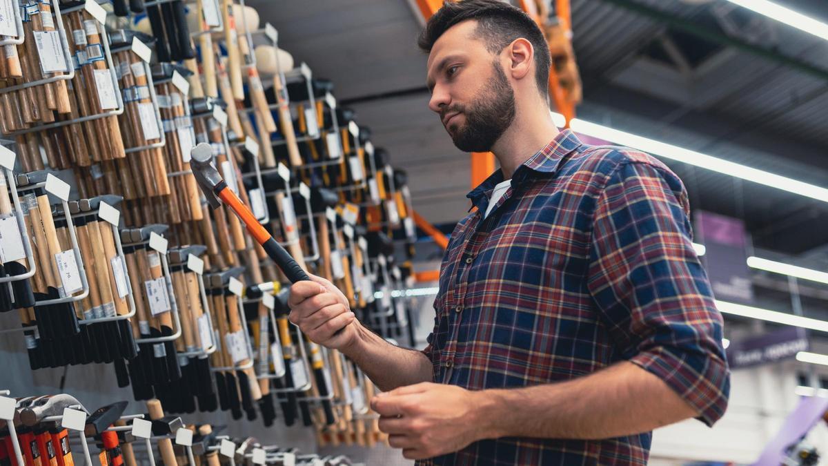 Un hombre en una tienda de herramientas.