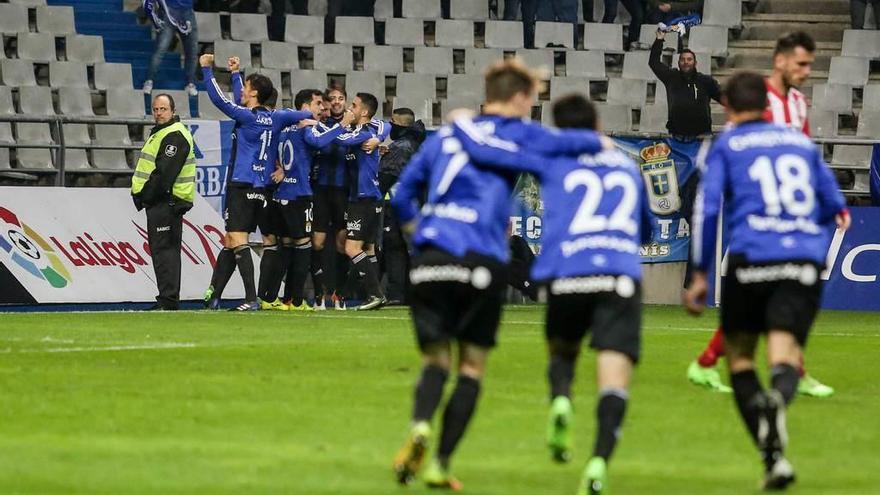 Los jugadores del Oviedo celebran el primer gol de Toché.