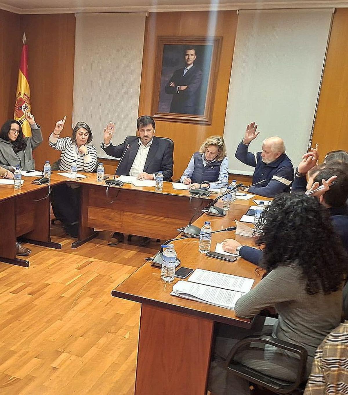 Una votación en el pleno de Meaño. | T.HERMIDA