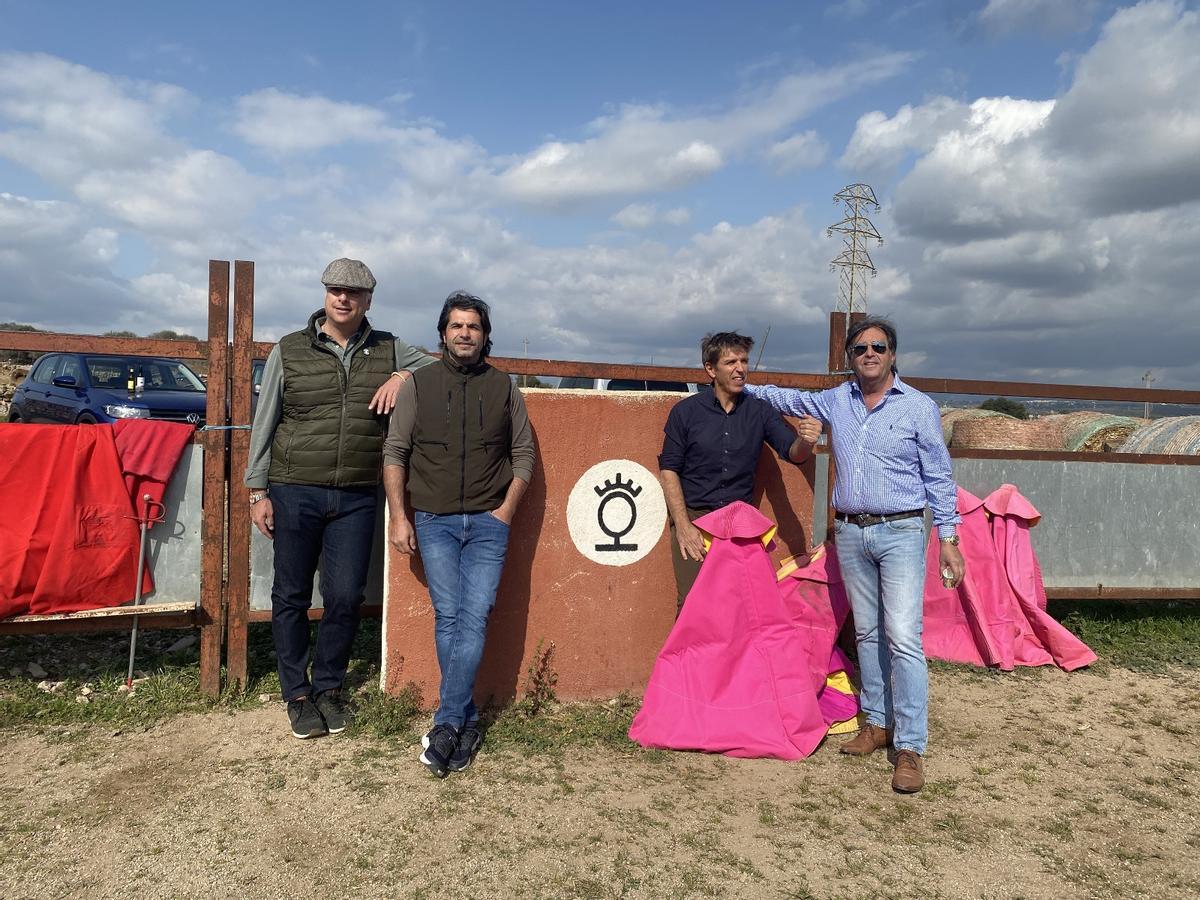 De izq. a dcha., Francisco D'Agostino, Javier Conde, Manuel Díaz 'el Cordobés', y Manolo Martín, durante un tentadero en Son Ferriol (Mallorca) en 2022.