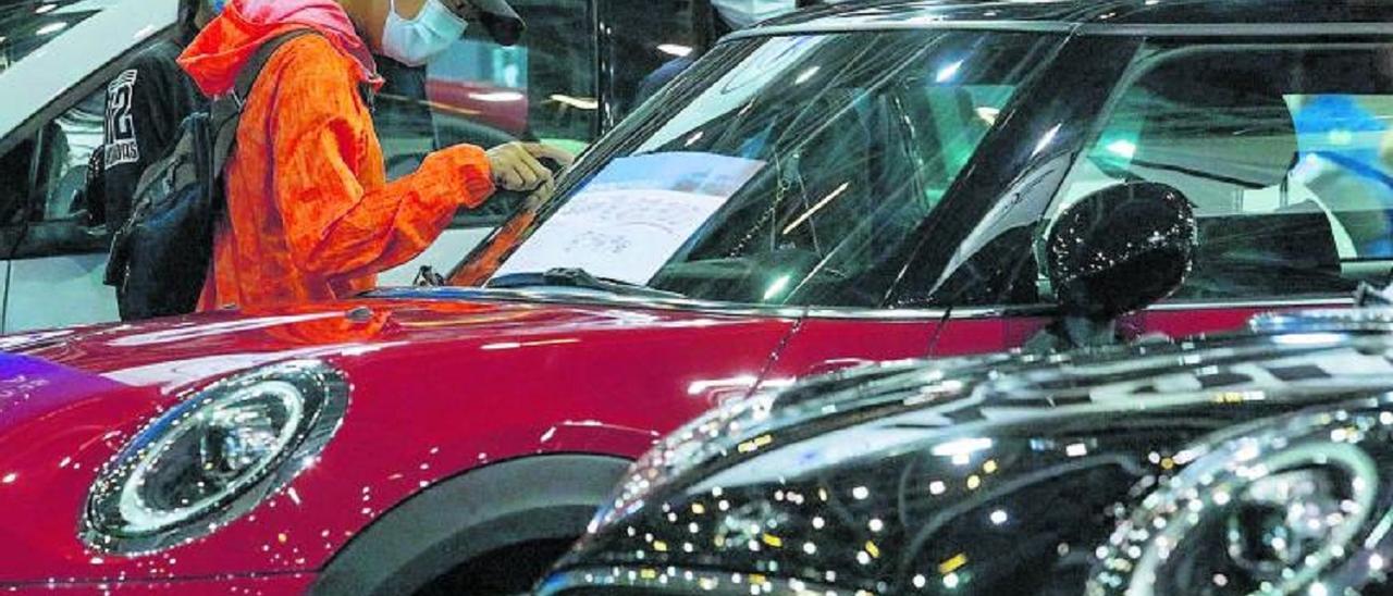 Visitantes a un feria del automóvil, que están teniendo una gran afluencia por la escasez de coches nuevos.