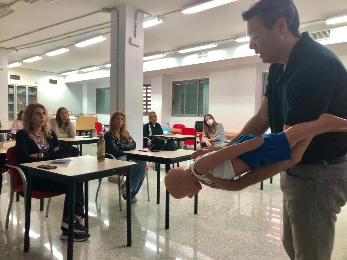 Curso sobre primeros auxilios y RCP básica organizado por CCOO en Córdoba, con la colaboración del Imdeec.