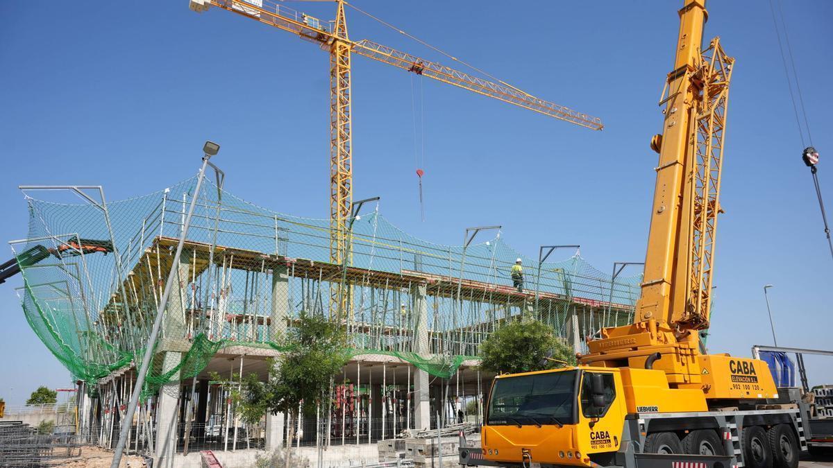 Edificio en construcción en Cuartón Corijo de Badajoz que albergará 40 viviendas de alquiler asequible.