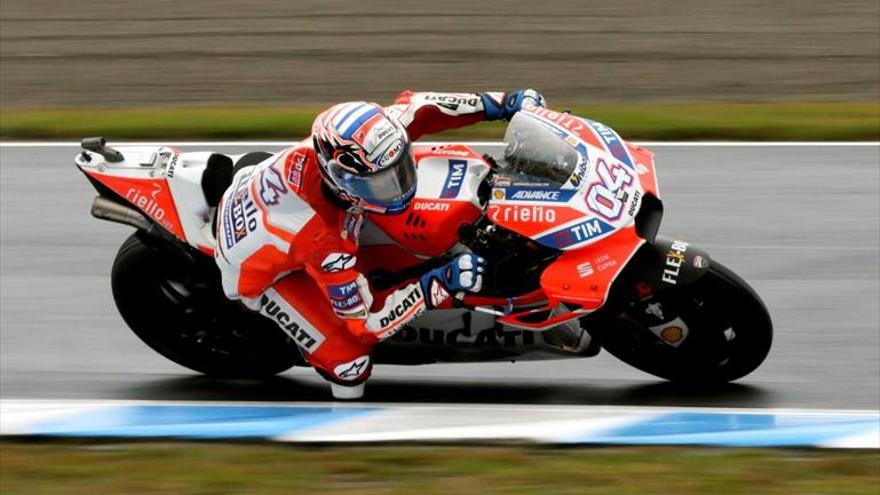 Dovizioso supera a Márquez, que vuelve a caerse