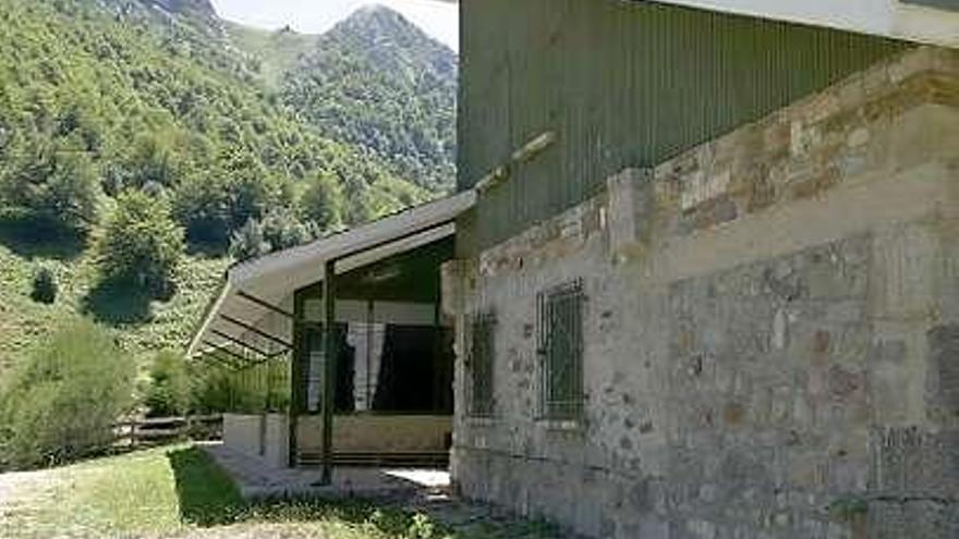 El parador de brañagallones. Propiedad del Principado y ubicado en el parque de Redes, lleva casi tres años cerrado.