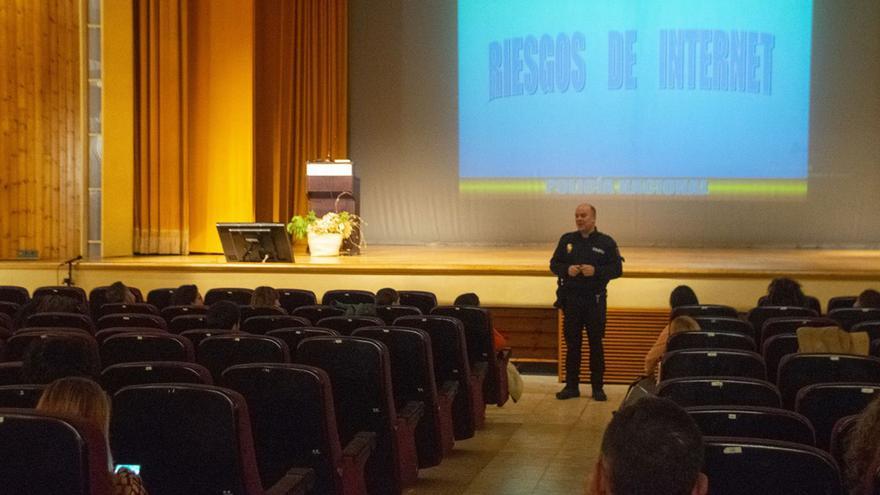 Fernando del Pozo durante la charla de riesgos en internet en el colegio San Fernando.