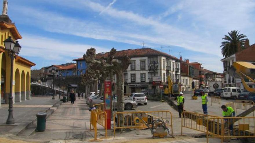 Operarios trabajando ayer en la zona, frente a la iglesia, donde se construirá la glorieta, en Colunga.