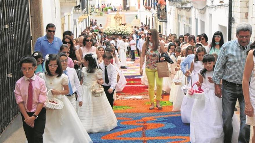 El municipio engalana sus calles con corcho para celebrar el Corpus Christi