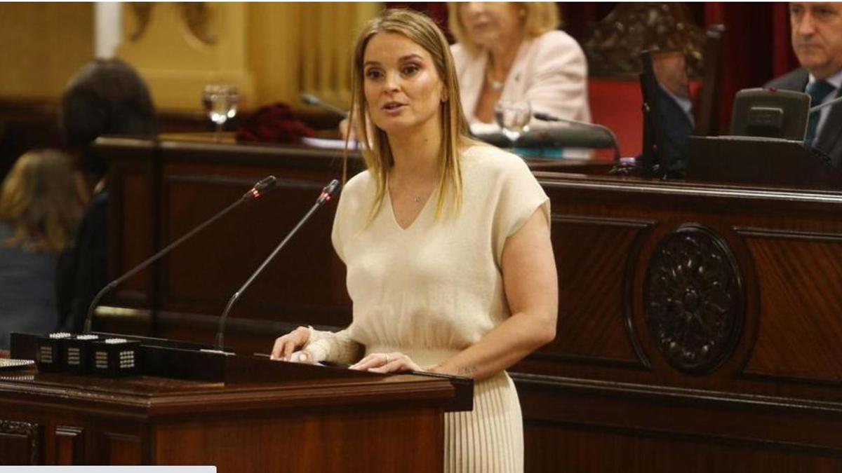 La presidenta del Govern, Marga Prohens, en el Parlament