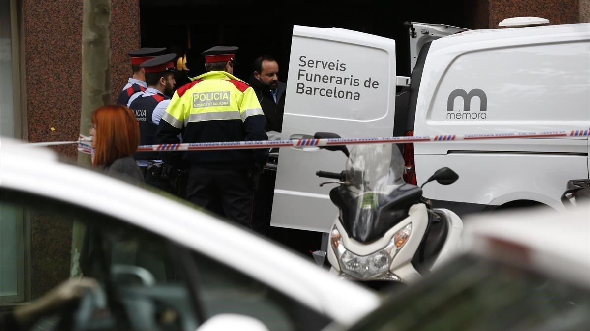 Muere un hombre tiroteado en Barcelona en un posible ajuste de cuentas. La División de Investigación Criminal (DIC) de los Mossos d’Esquadra ha abierto una investigación para tratar de aclarar los hechos y detener al autor del tiroteo. En la foto los servicios funerarios retiran el cadáver del hombre.