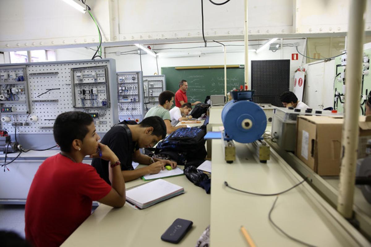 Un grupo de alumnos, durante una clase, en un instituto de Barcelona.