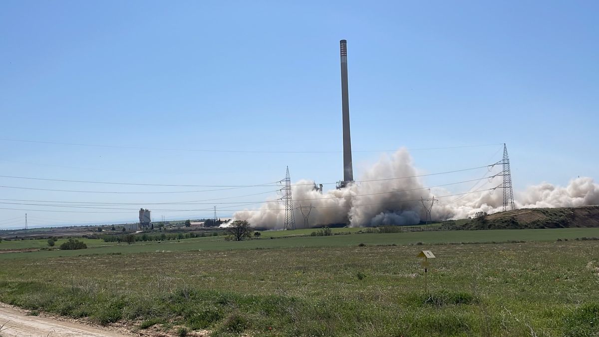 Dinamitan las torres de la central térmica que contaminó el norte de Castellón hace 40 años