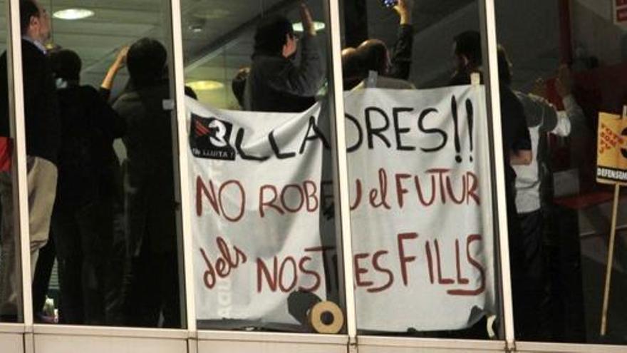 Moment de la protesta que es va viure ahir a la seu de la televisió autonòmica.