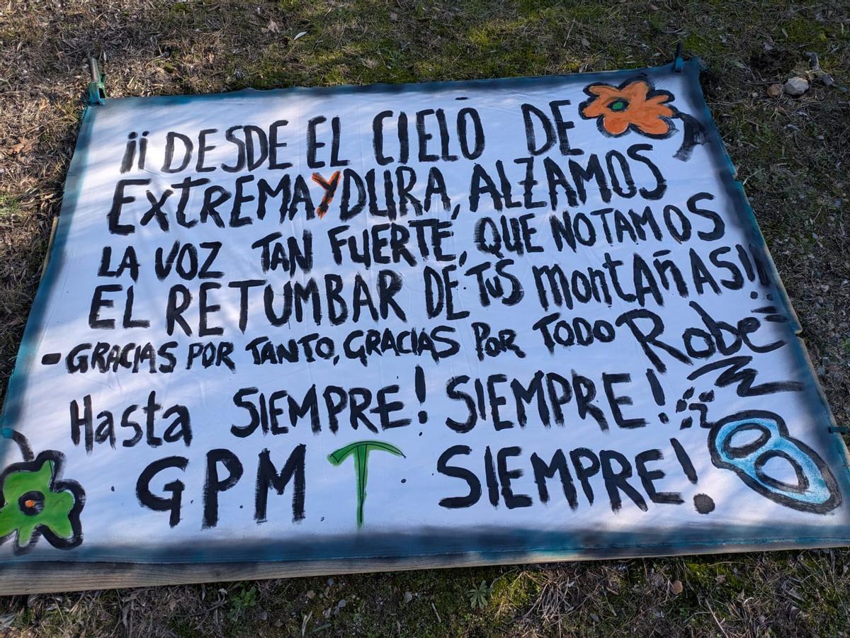 El grupo de montaña ‘toca’ el cielo con Robe en la puesta de su belén