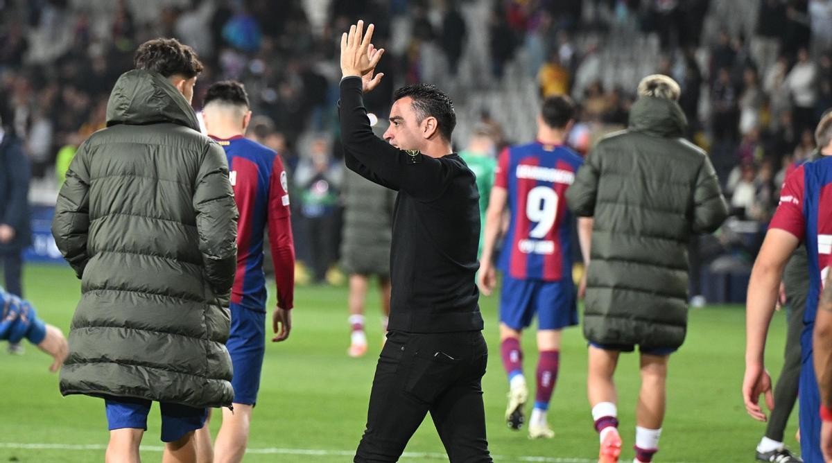 Xavi se despide del público azulgrana en Montjuïc tas ser eliminado de la Champions por el PSG.