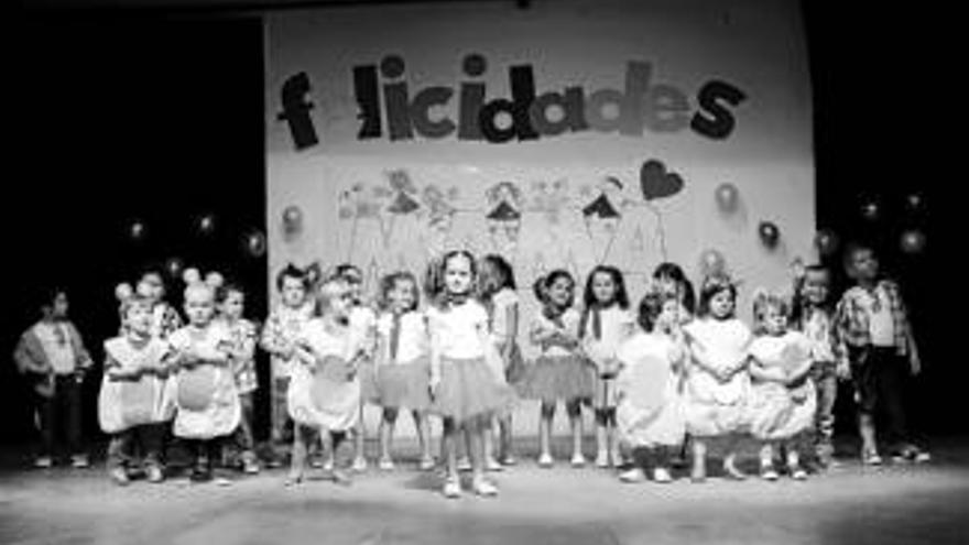 Los niños felicitan a sus mamás con baile y música