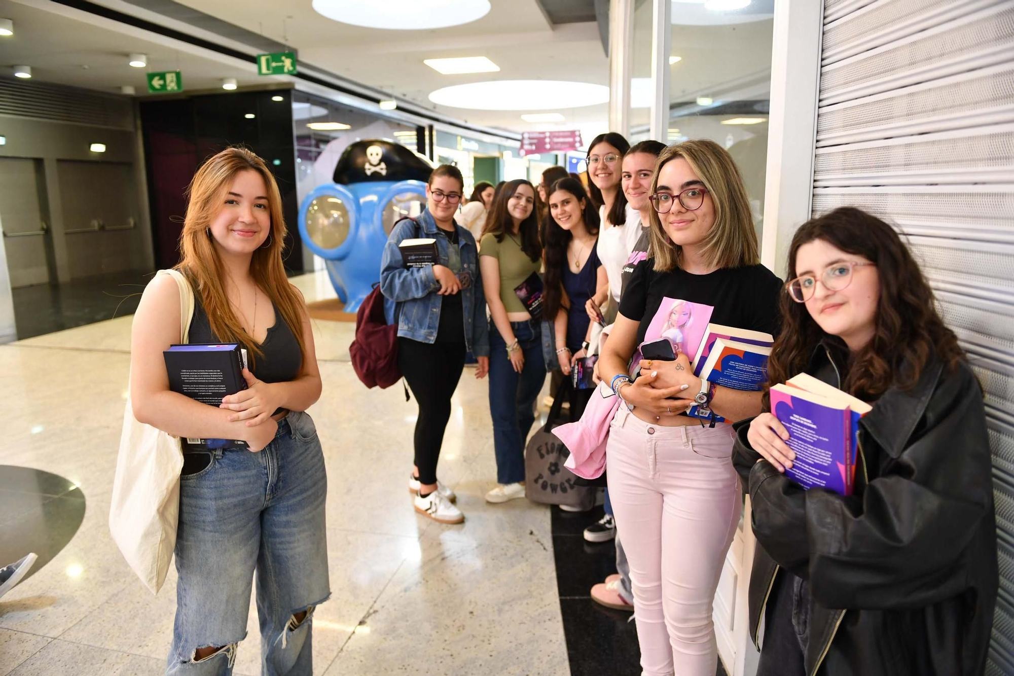 Colas en A Coruña para la firma de libros de Joana Marcús