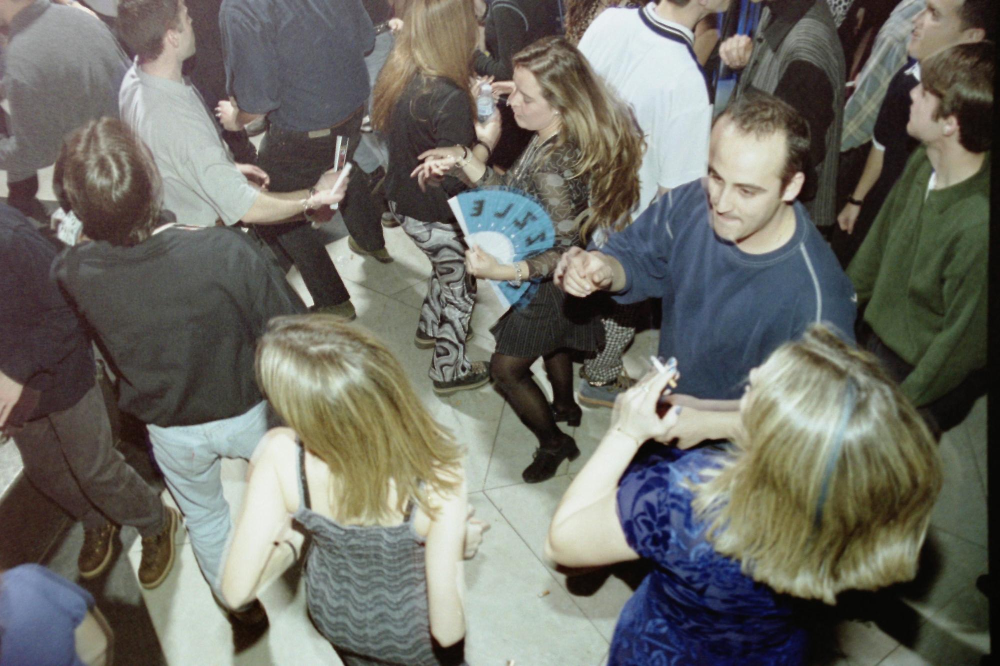 ¿Estuviste de fiesta en las discotecas de los años 90?: A ver si te encuentras en estas fotos