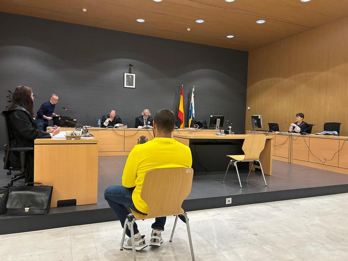 El acusado Daniel V. R., de espaldas, este miércoles en el juicio ante la Audiencia Provincial.