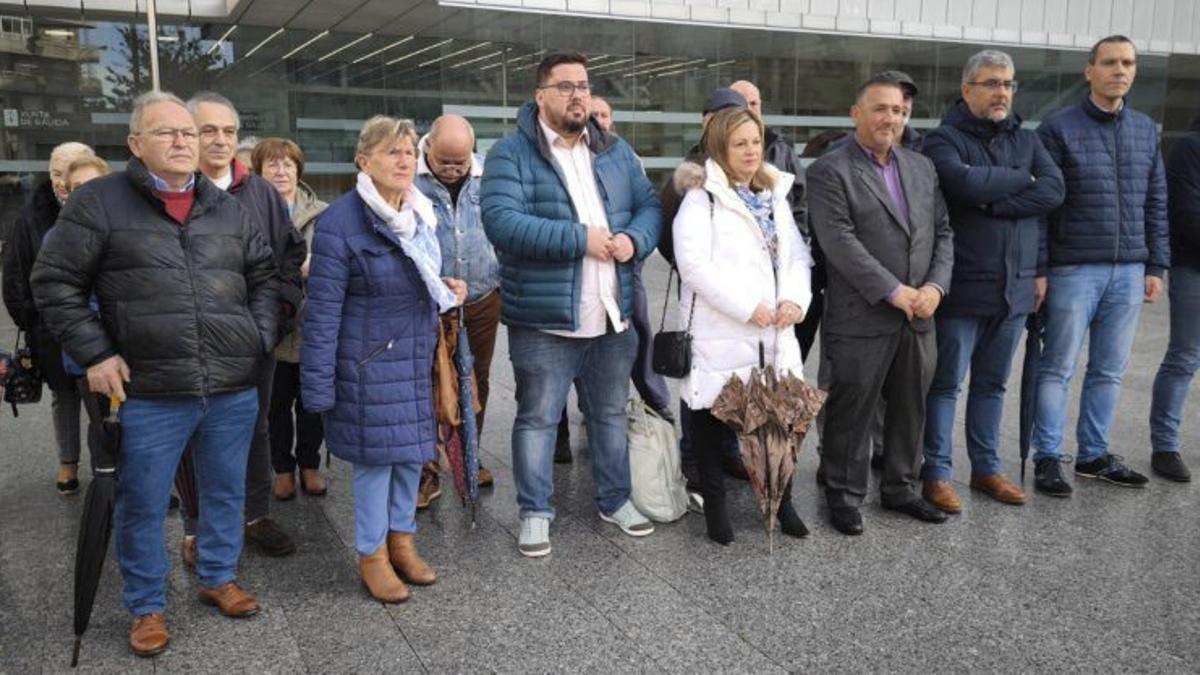 Integrantes de la Favec, junto a su presidenta y ediles de BNG y PP.