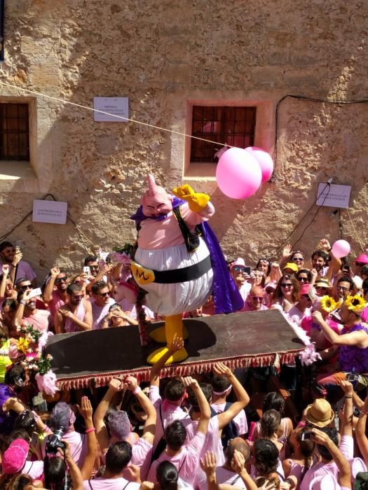 In Anlehnung an eine Dorflegende erfanden die Menschen in Sineu eine Fabelgestalt, halb Stier, halb Teufel, mit einer rosa Blume geschmückt: den Muc. Unter diesem Namen wurde er erstmals 2003 gefeiert. Seither strömen Jahr für Jahr, stets am 14. August, immer mehr rosa bekleidete Anhänger nach Sineu.