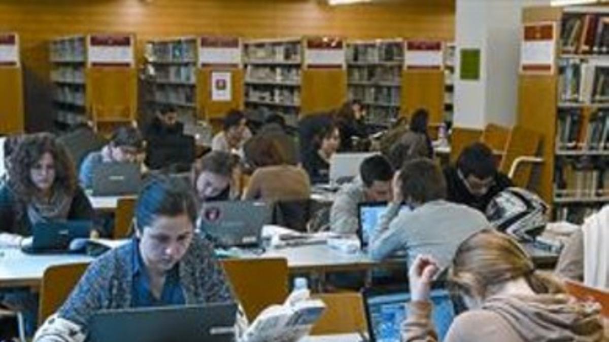 Estudiantes en una biblioteca de la Universitat Pompeu Fabra, en Barcelona.