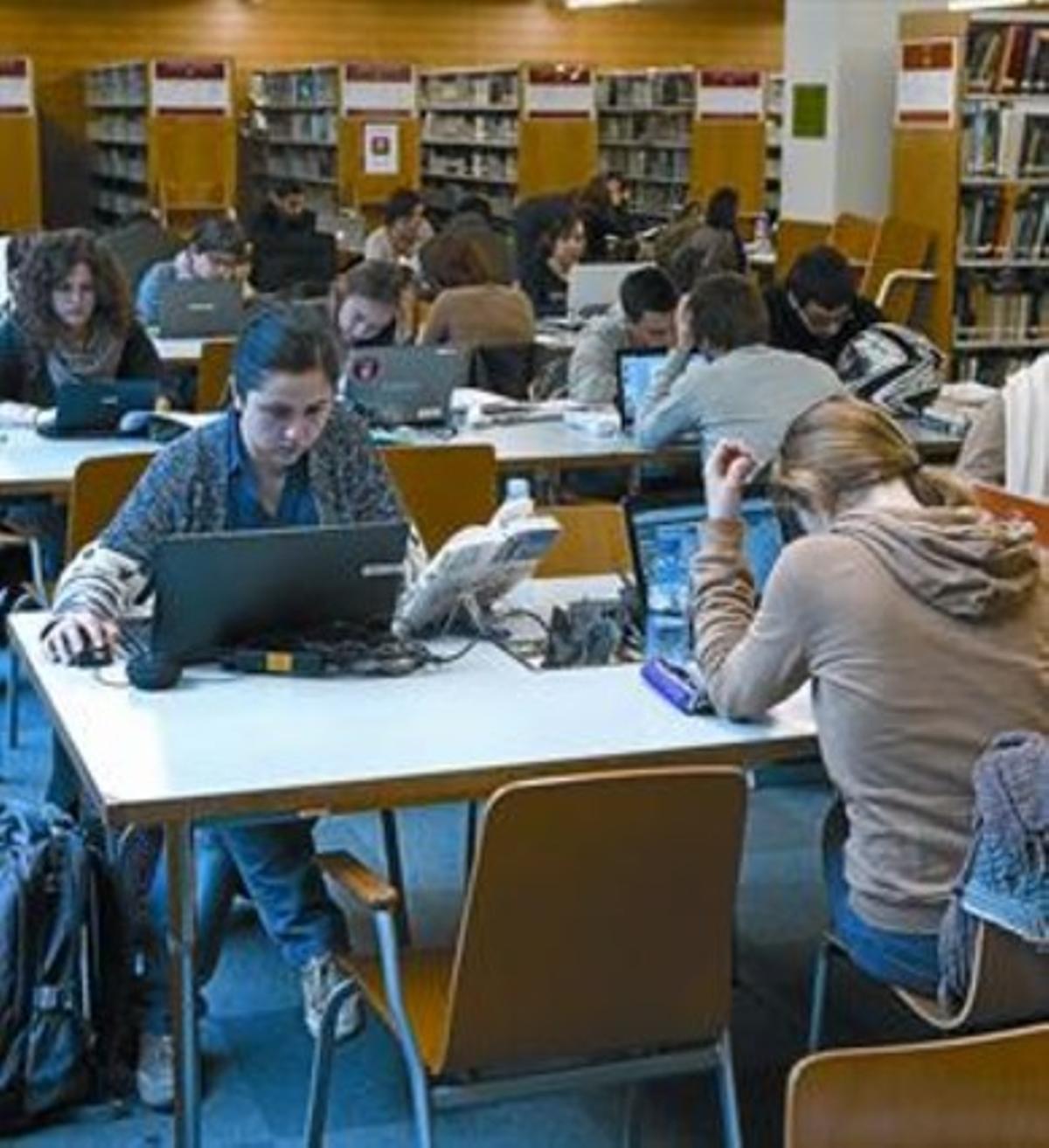 Estudiantes en una biblioteca de la Universitat Pompeu Fabra, en Barcelona.