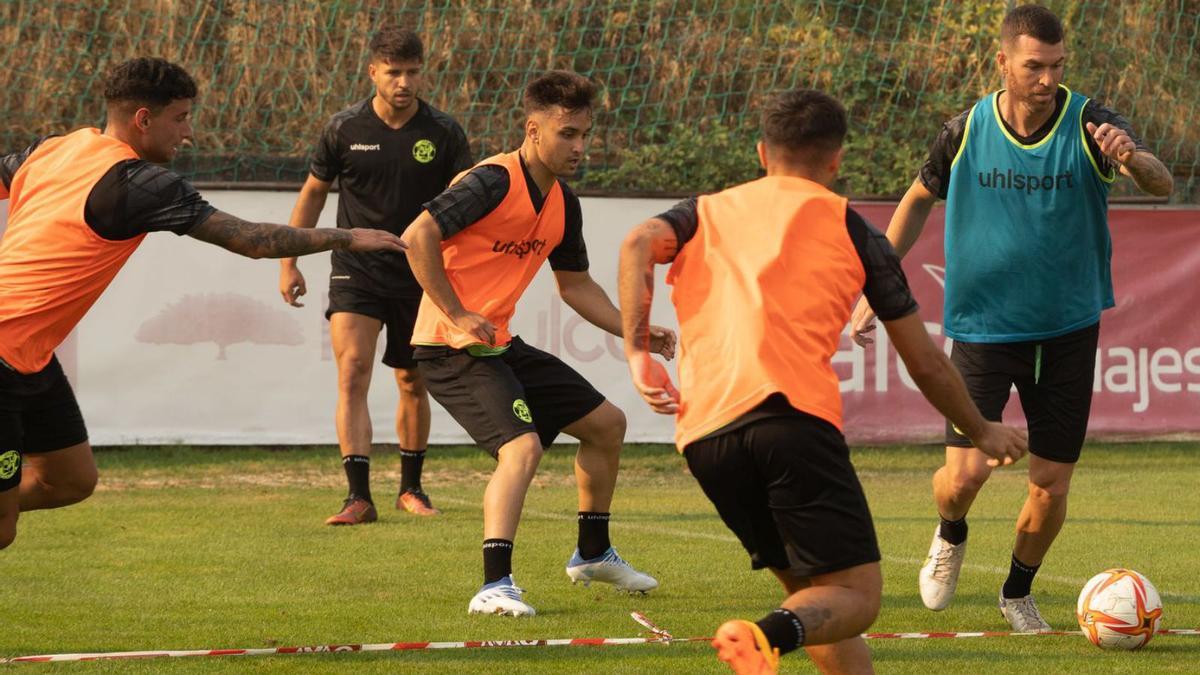 Los jugadores del Zamora CF realizan un ejercicio de posesión de balón en esta pretemporada. | J. L. F.