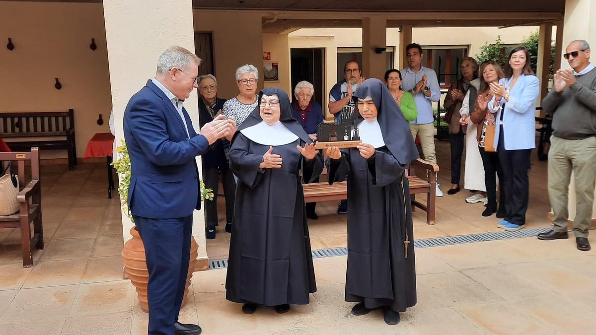 Representants de l'Ajuntament de Palafrugell s'acomiaden de les monges de l'Asil.