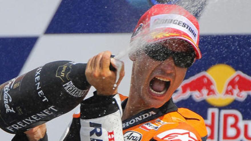 Dani Pedrosa celebra en el podio su victoria en el Gran Premio de motociclismo de Indianápolis