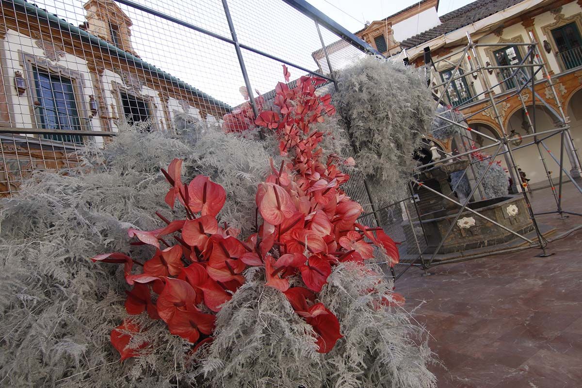 Conjunto floral instalado en el Museo Arqueológico