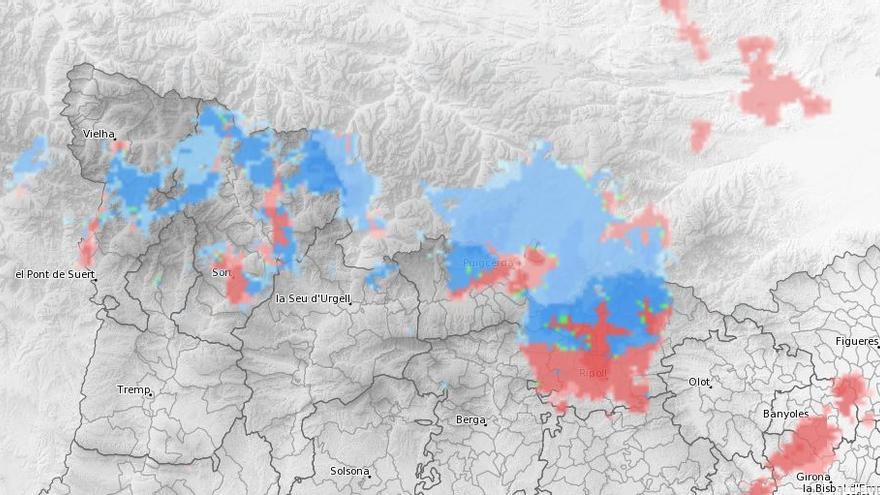 Aquest mapa del Meteocat marca les zones on nevava en color blau i plovia en vermell, a les 18 h