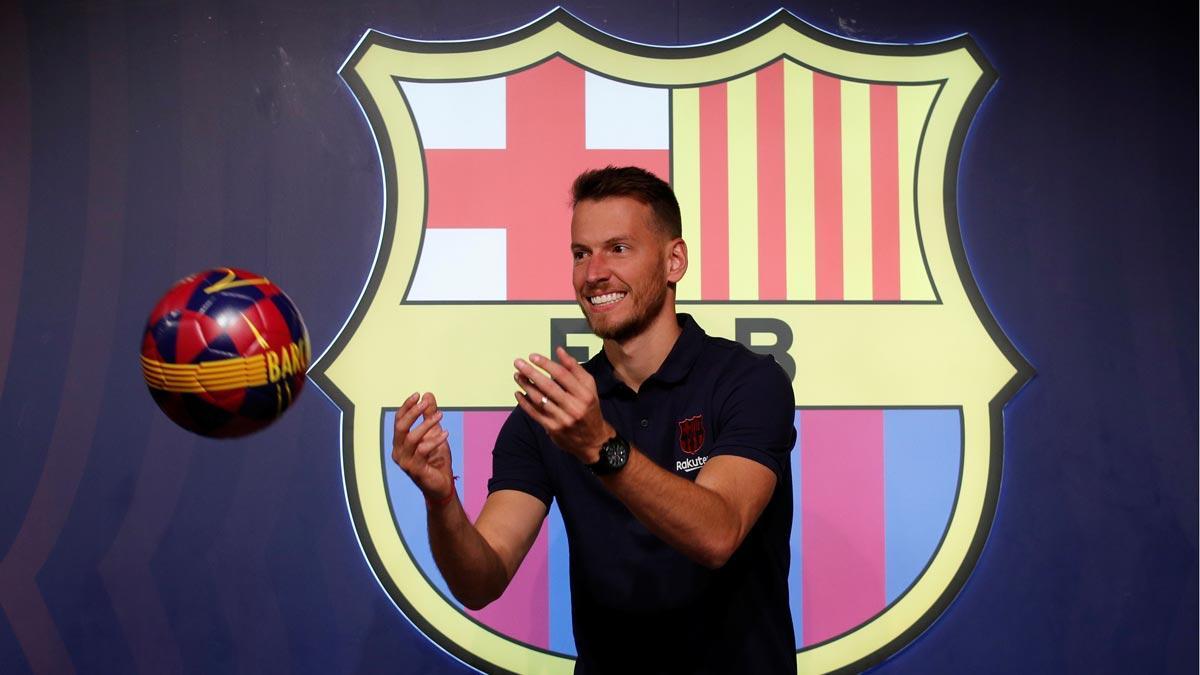 Neto posa vestido de azulgrana tras su fichaje por el Barça.