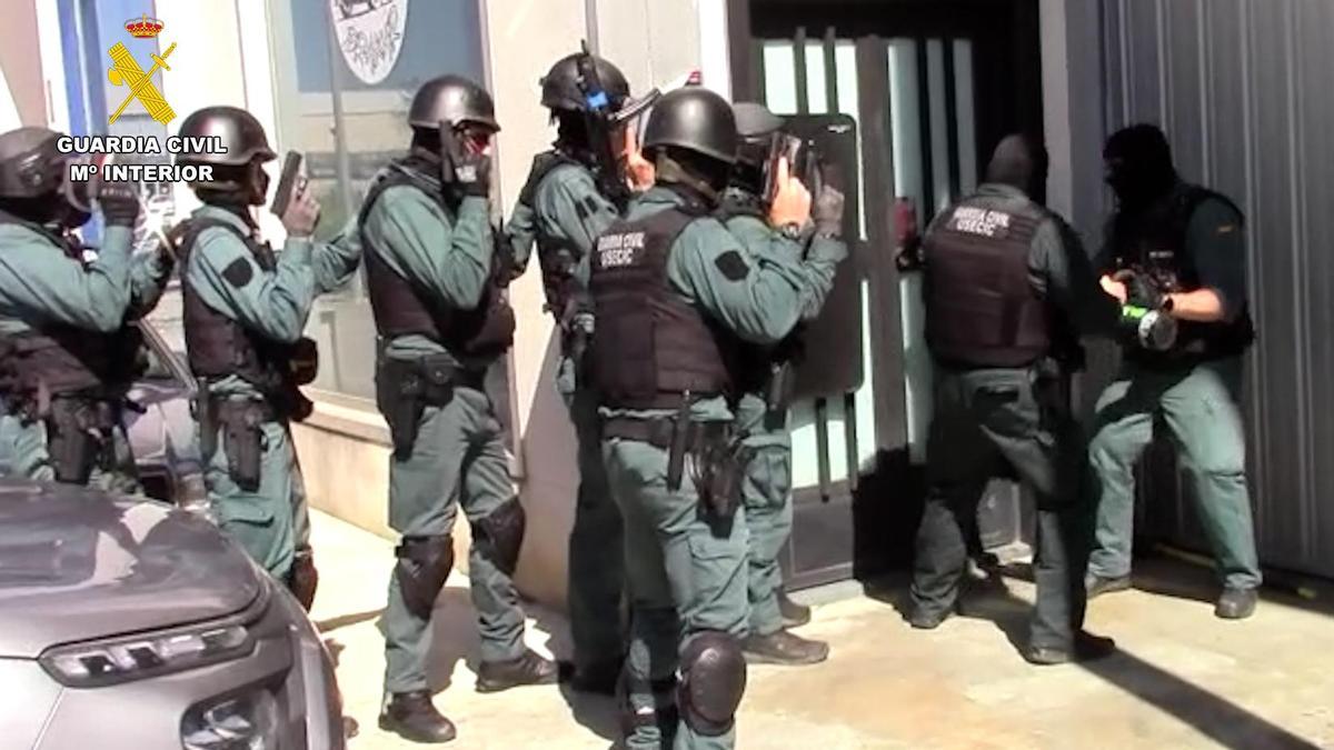 Imagen de archivo de una entrada en una vivienda de agentes de la Guardia Civil en una operación contra el narcotráfico en Andalucía.