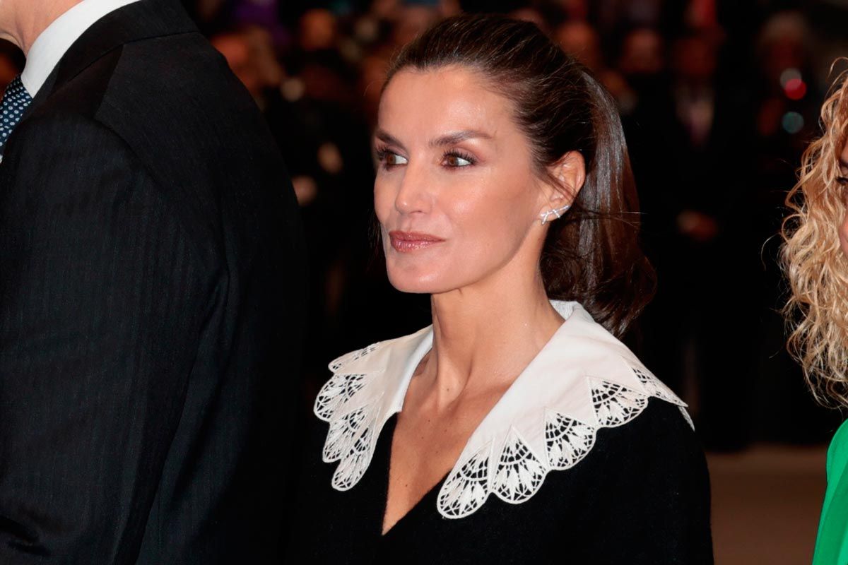 La reina Letizia, en modo Miércoles Addams en FITUR 2023, con un jersey de Sandro