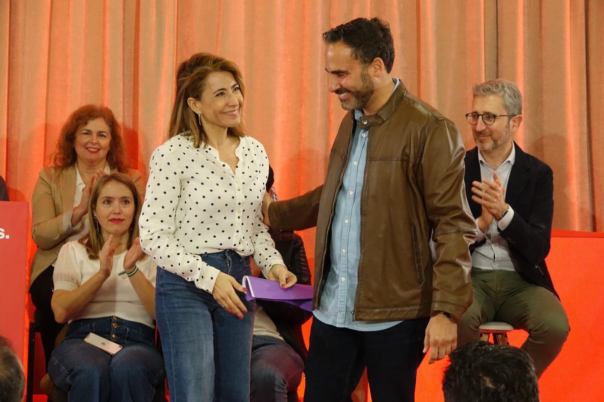 El candidato del PSOE a la alcaldía, Dani Pérez, acompañado por la ministra de Vivienda, Raquel Sánchez, en otro acto de apoyo a su candidatura.