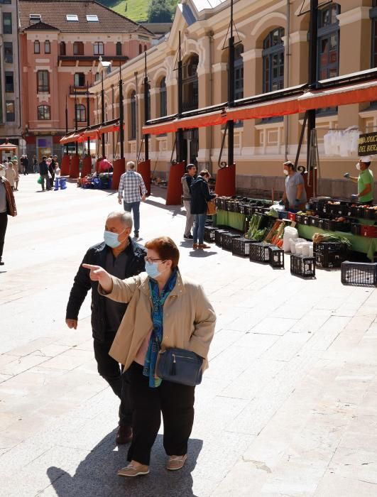 Vuelta del mercado dominical de abastos en Mieres