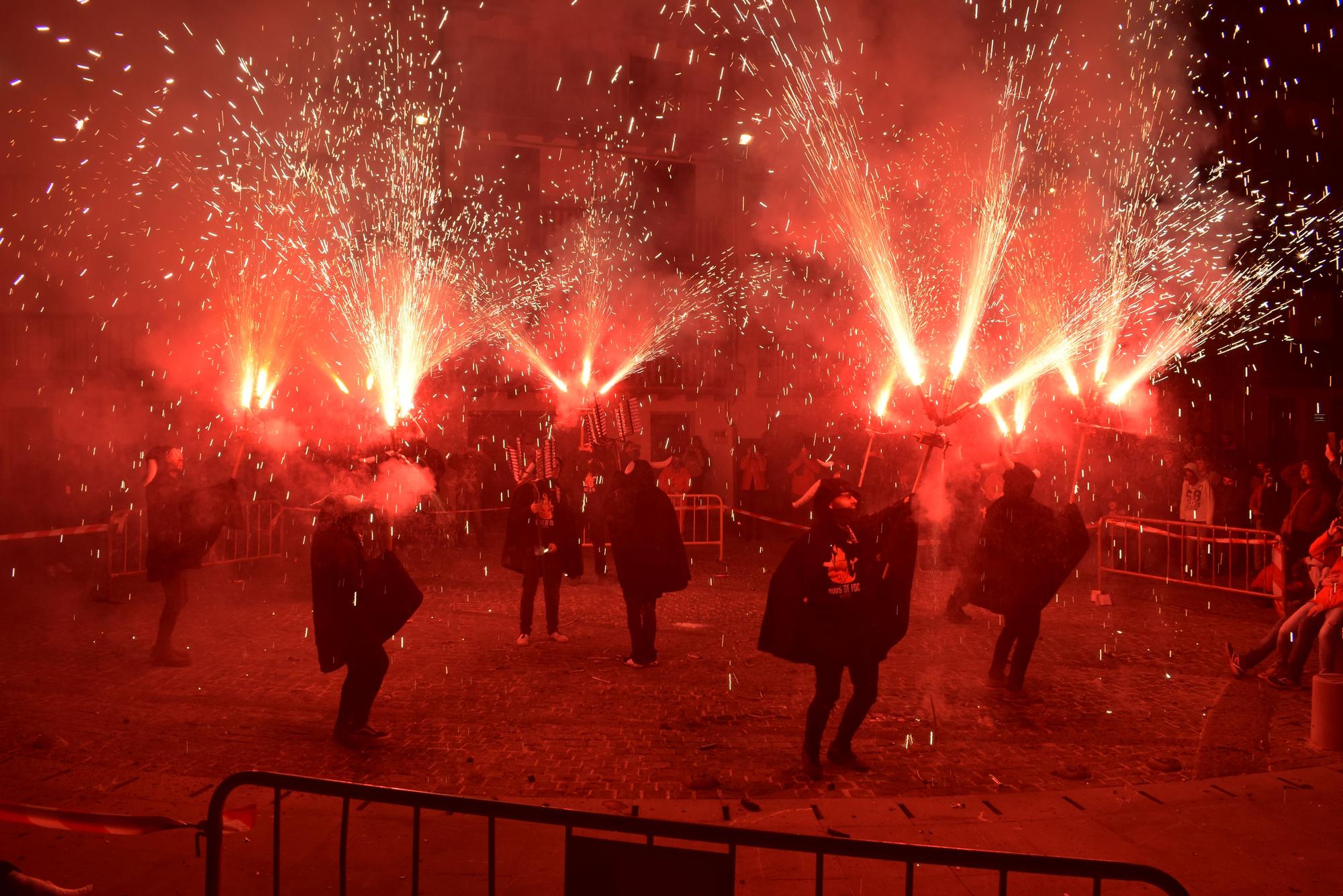 Morella se enciende por el tradicional encuentro de los 300 'dimonis'