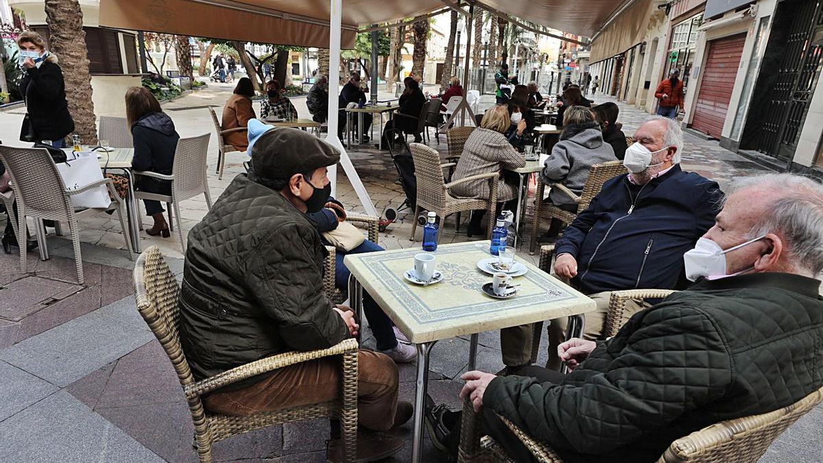 Ambiente de terrazas ayer por la mañana a la hora del café en Elche. |