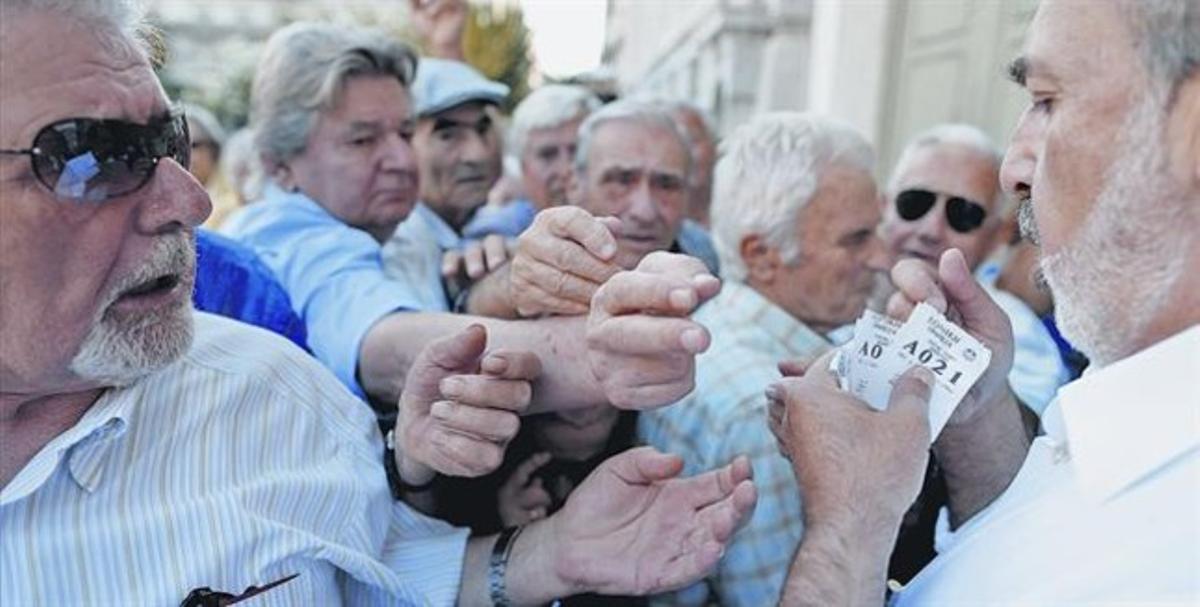 Repartiment detorns d’entradaal banc entre pensionistes grecs.