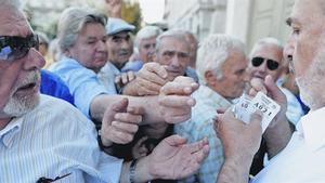 Repartiment detorns d’entradaal banc entre pensionistes grecs.