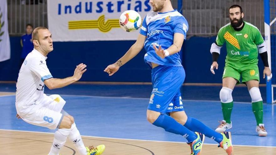 Paradinsky controla el balón con el pecho en un momento del partido.