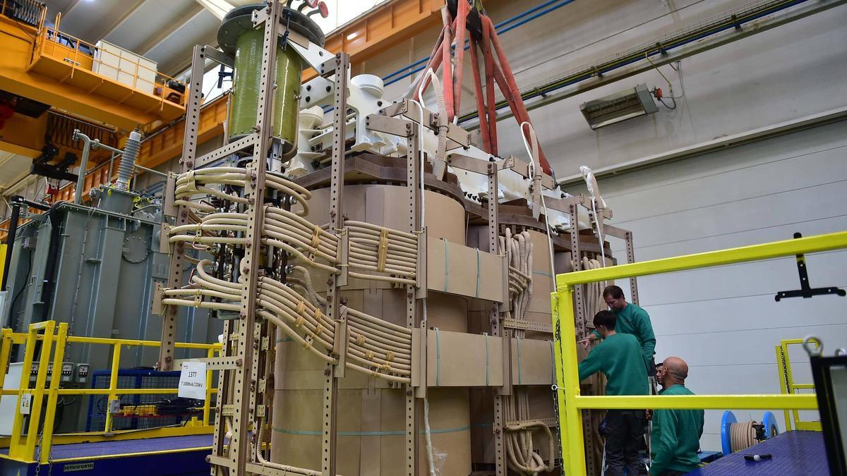 Trabajadores en una fábrica extremeña.