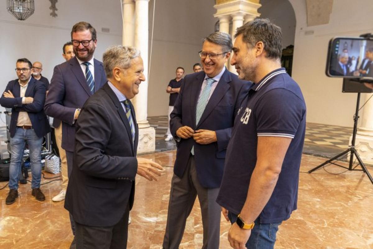 El presidente de la Diputación, Salvador Fuentes, conversa con Rafael Blanco y Gonzalo Rodríguez, presidente y entrenador del Coto, respectivamente