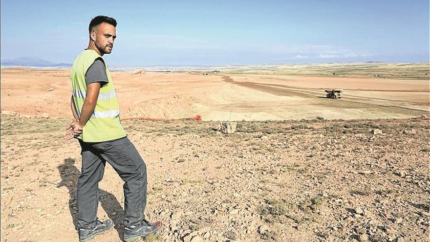 Cuatro trabajadores de Épila en la explanación