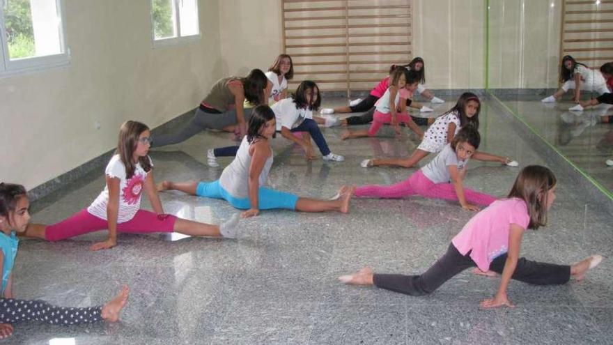 Las alumnas del campamento de El Puente practican gimnasia rítmica.