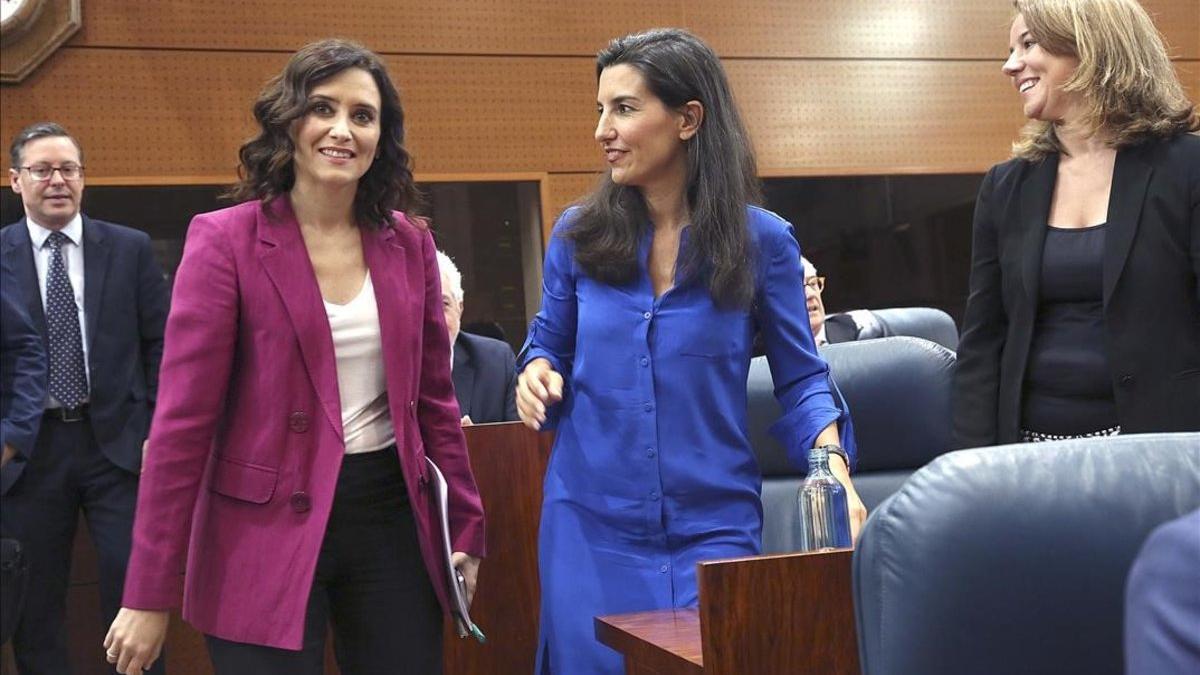 Isabel Díaz Ayuso (PP) y Rocío Monasterio (Vox), este miércoles, en la Asamblea de Madrid.